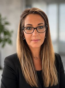 Eine junge Frau schaut in die Kamera